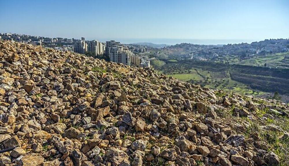 Misterioso montículo de piedras: la excavación de la Autoridad de Antigüedades de Israel en las laderas del barrio de Arnona en Jerusalén descubrió un complejo administrativo de hace 2.7000 años. (Yaniv Berman, IAA)) Misterioso montículo de piedras: la excavación de la Autoridad de Antigüedades de Israel en las laderas del barrio de Arnona en Jerusalén descubrió un complejo administrativo de hace 2.7000 años. (Yaniv Berman, IAA))