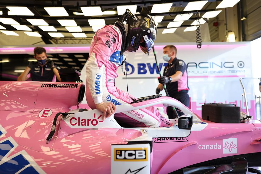 Nico Hulkenberg (Racing Point) subiendo al monoplaza de Checo Pérez