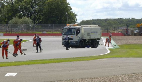 Operarios limpiando la pista tras la salida de Lewis Hamilton en la Q2