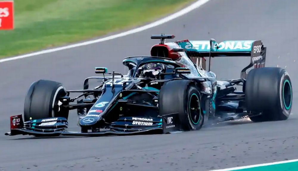 Lewis Hamiltón ganó finalmente con la rueda pinchada.