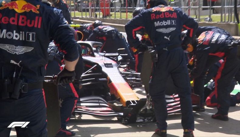 Alex Albon fue sancionado con 5 sg por ser el causante del accidente con Magnussen Alex Albon fue sancionado con 5 sg por ser el causante del accidente con Magnussen