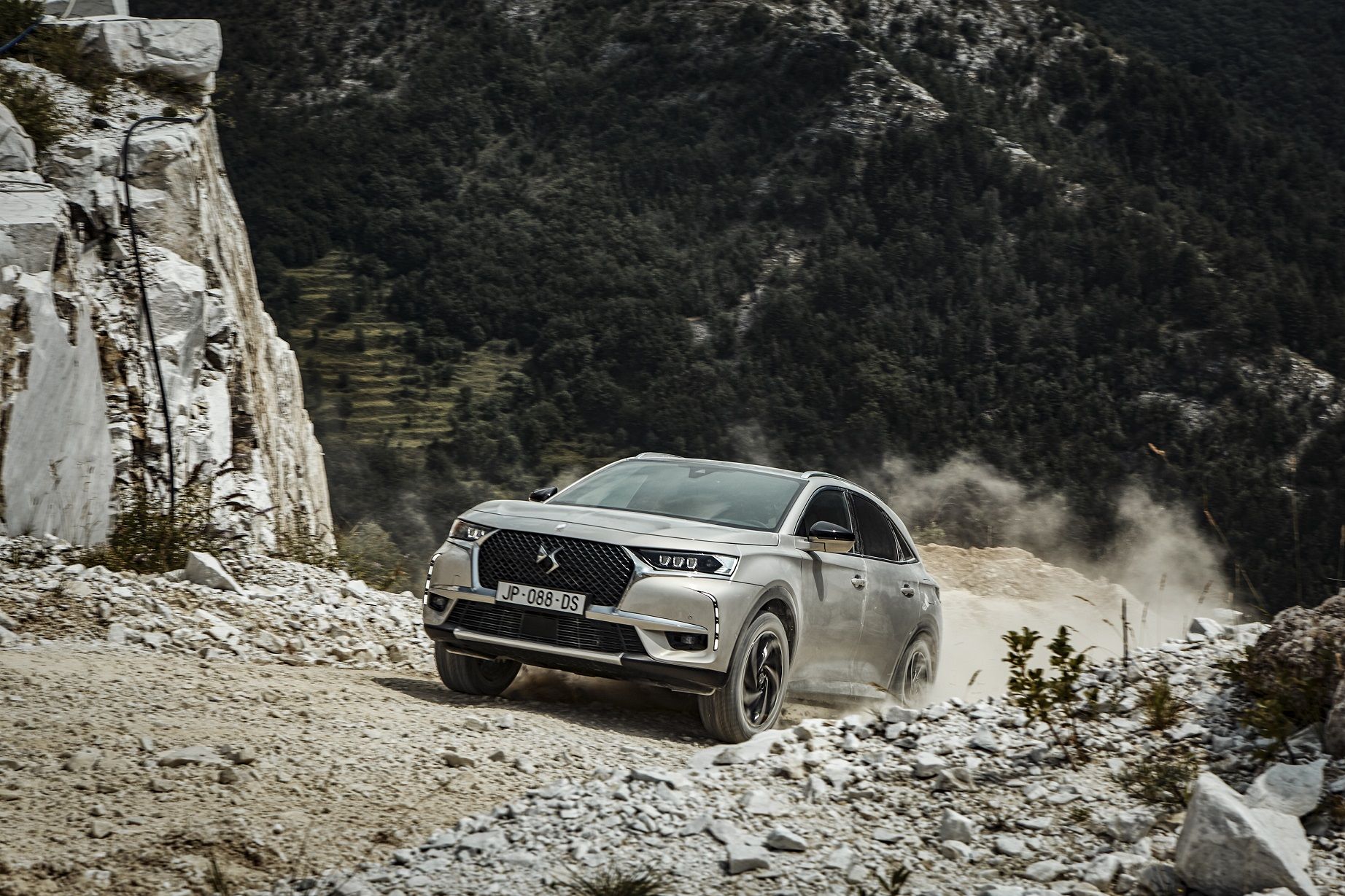 El nuevo DS7 Crossback e-tense anuncia una autonomía en modo eléctrico puro de 55 km.