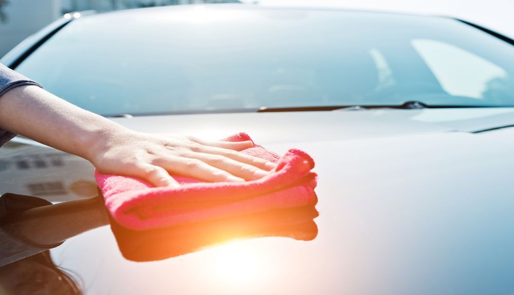 Limpia la carrocería del coche para no dejar manchas de gasolina, diésel, aceite o alquitrán. Limpia la carrocería del coche para no dejar manchas de gasolina, diésel, aceite o alquitrán.
