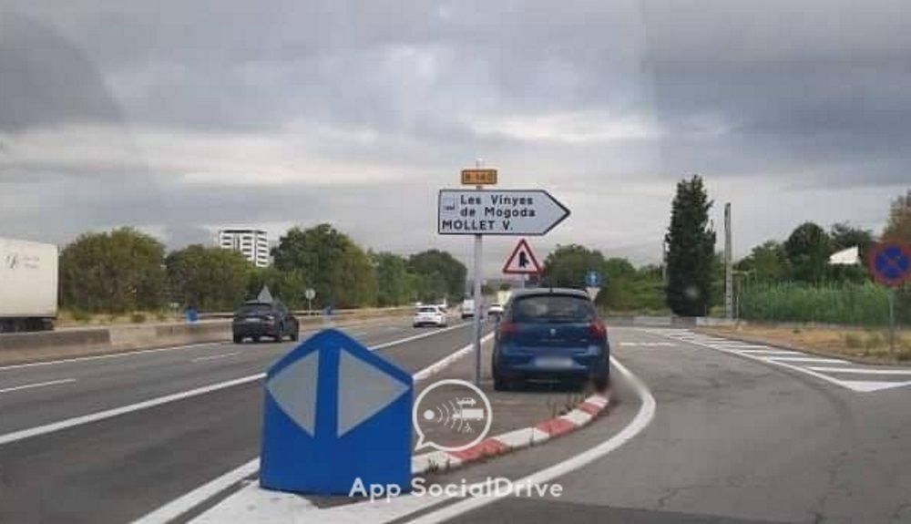Coche en una isleta