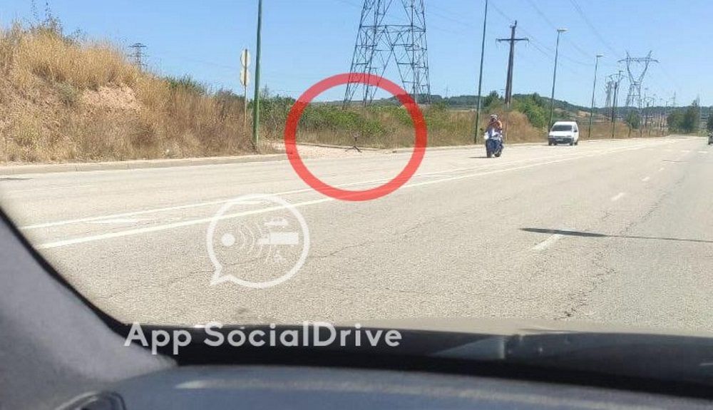 Radar móvil en camino de tierra en Burgois
