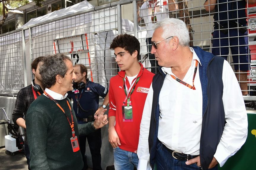 Lawrence Stroll siempre ha sido de los más buscados del paddock para ofrecerle algo. Aquí con Alain Prost y su hijo Lance en Mónaco 2015