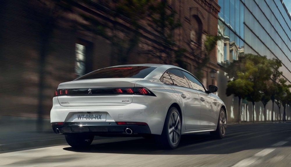 El Peugeot 508 2020 cuenta ya con suspensión pilotada de serie en todas las versiones de gasolina y en el acabado GT.