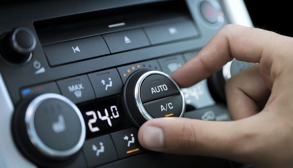 Cómo usar el aire acondicionado del coche para ahorrar combustible.