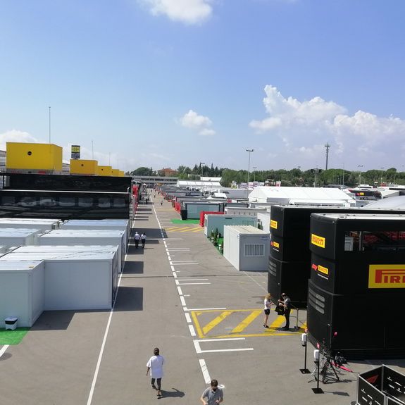 Así estaba esta mañana el paddock del Circuit