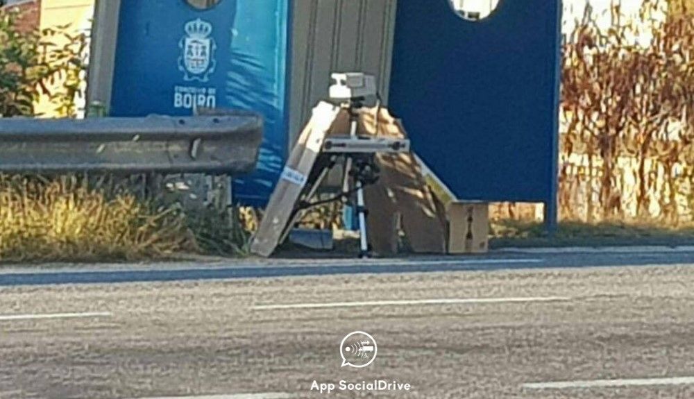 Radar "disfrazado" con cartones para ocultarse en carretera. 