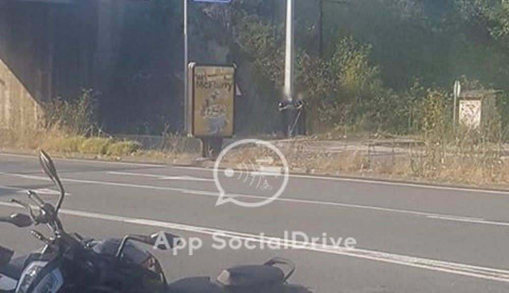 Agentes con radares escondidos tras vallas publicitarias. 