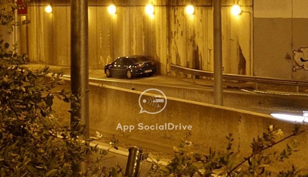 Vehículo camuflado con radar oculto en el arcén debajo de un puente.