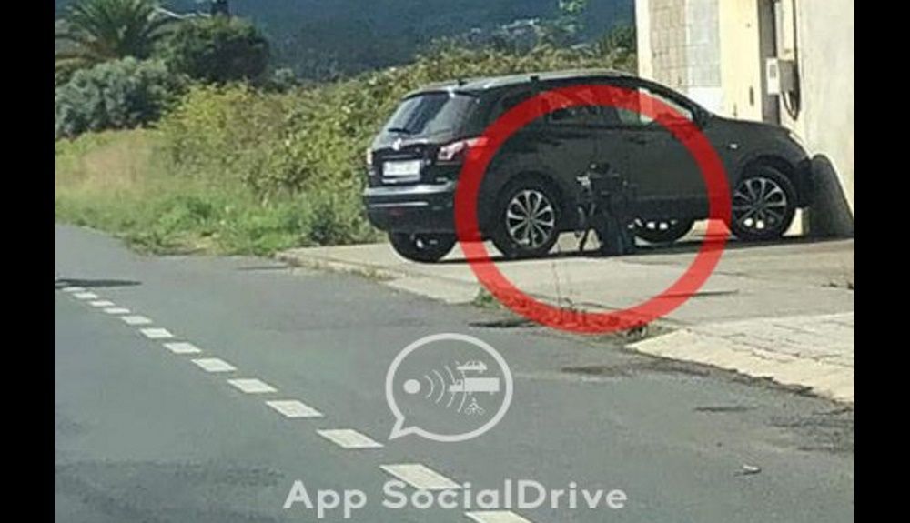 Radar con trípode escondido por detrás de un vehículo camuflado aparcado. 