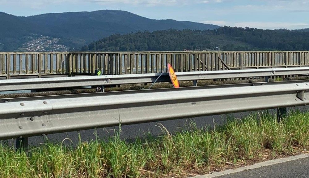 Radar Veloláser escondido tras un guardarraíl y oculto tras una señal de tráfico provisional.