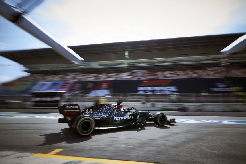 Lewis Hamilton saliendo de su garaje en el Circuit