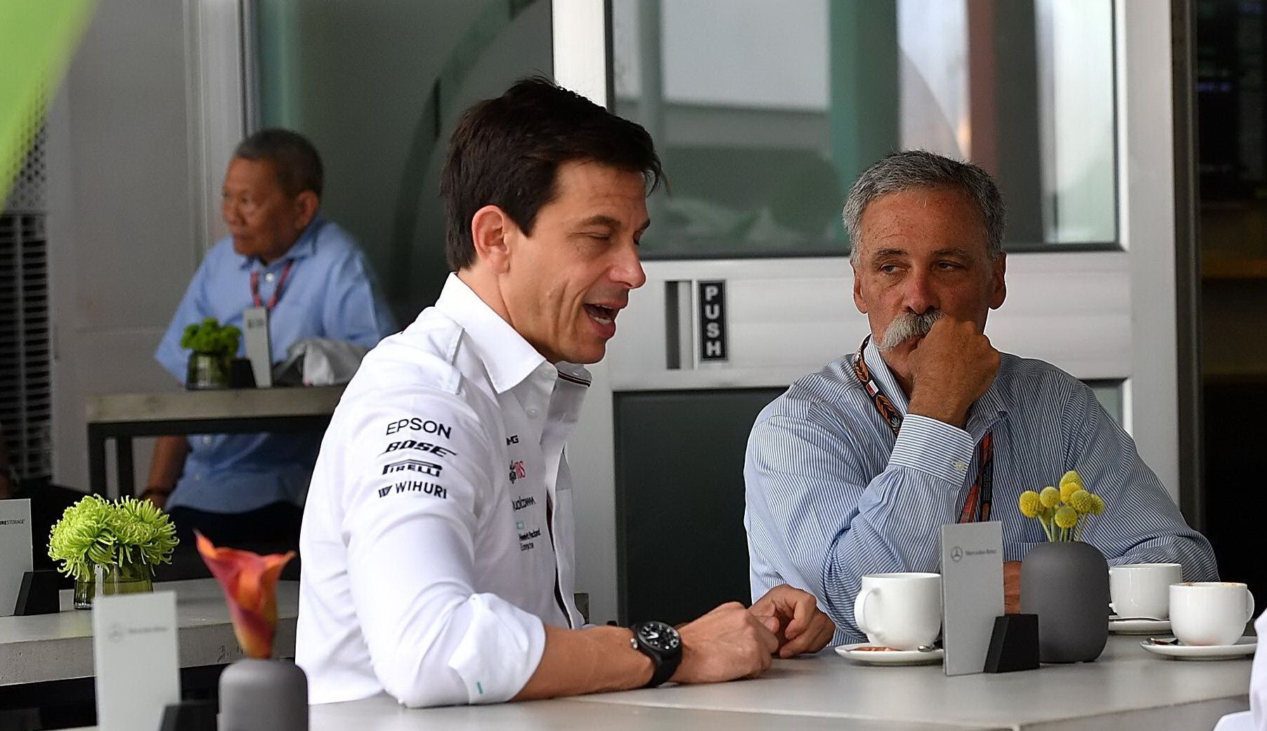 Toto Wolff (Mercedes) con Chase Carey (Liberty Media)