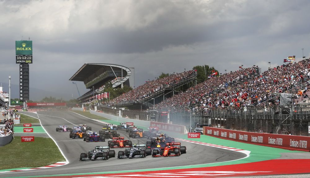 Salida del GP de España de 2019 con Bottas en la pole seguido de Hamilton