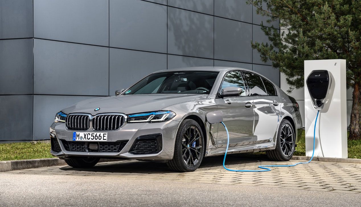 El BMW 545e xDrive alcanza los 394 CV de potencia