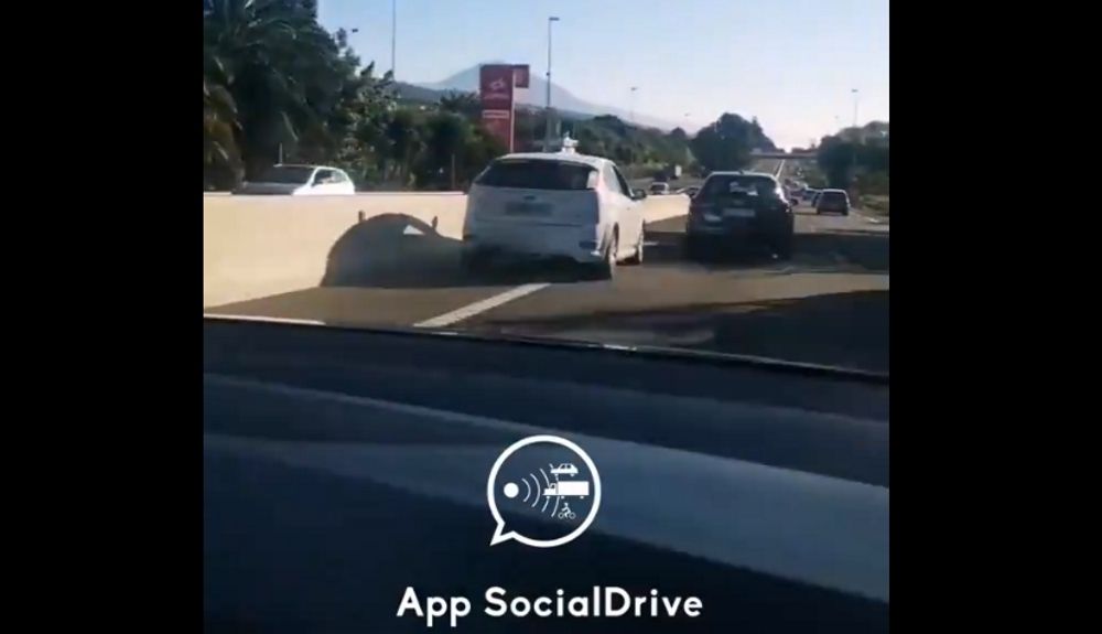 Un conductor graba en España a un coche circulando a toda velocidad por el arcén izquierdo
