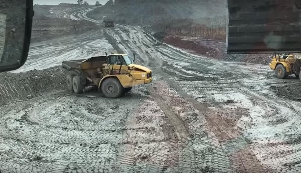 Un camión de obra derrapando.