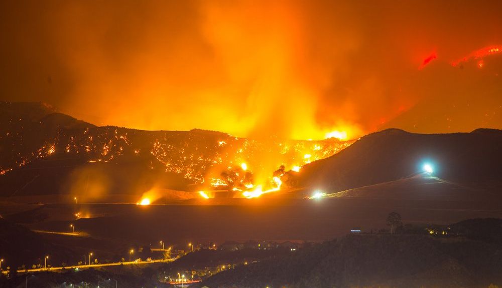 El fuego amenaza la localidad de Santa Clarita. iStock El fuego amenaza la localidad de Santa Clarita. iStock
