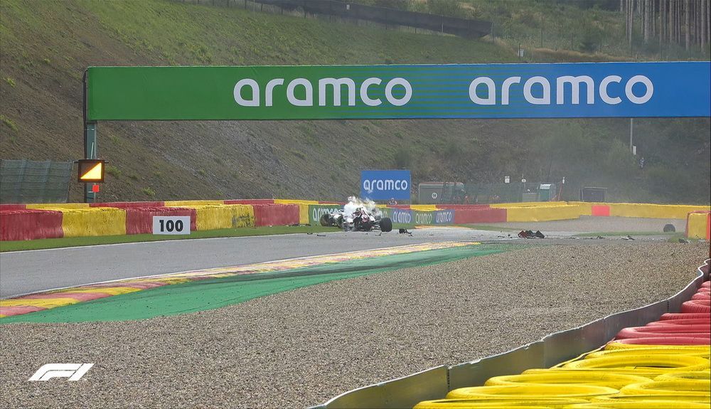 Accidente entre Giovinazzi y Russell en la vuelta 10 de carrera Accidente entre Giovinazzi y Russell en la vuelta 10 de carrera