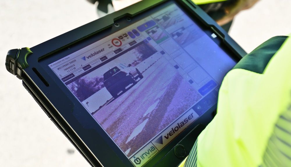 Los radares Veloláser son controlados a distancia por un agente Los radares Veloláser son controlados a distancia por un agente