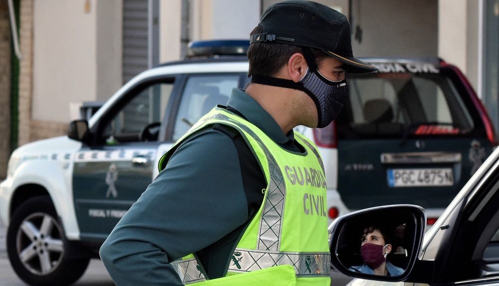 Agente de la Guardia Civil controla la movilidad durante el estado de alarma.