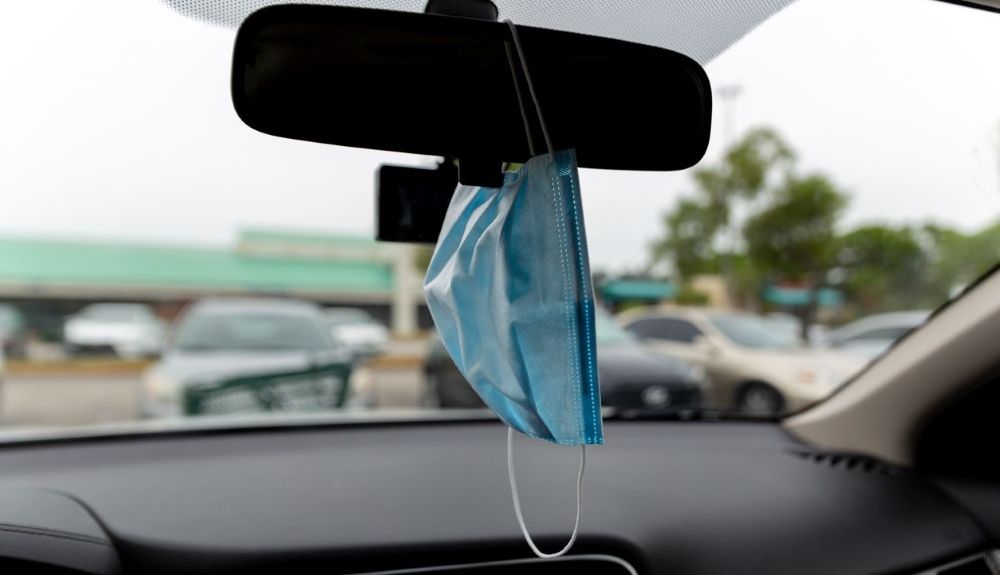 Esta acción habitual en el coche puede suponerte ya hasta 80 € de multa