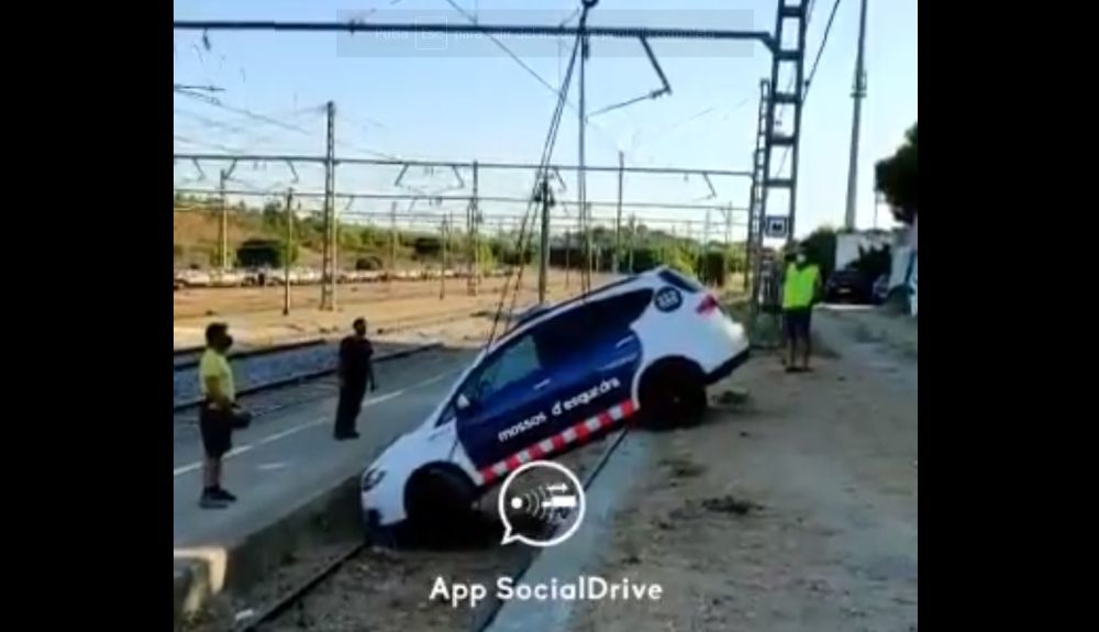 Vehículo patrulla de los Mossos d'Esquadra accidentado sobre la vía del tren