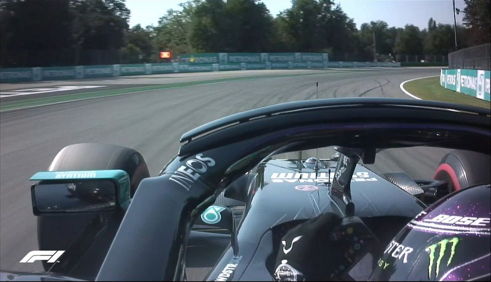 Lewis Hamilton en pista cuando en la señalización se puede ver una luz roja