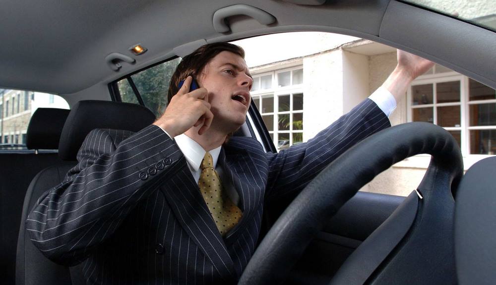 El uso del móvil al volante es una de las distracciones más peligrosas
