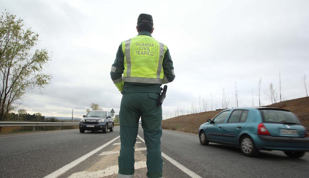 La Guardia Civil advierte de las 5 cosas que debes hacer en el coche y en la vida