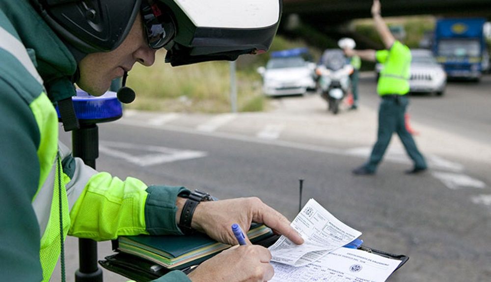 La DGT y Facua alertan de nuevo de estafas relacionadas con multas de tráfico