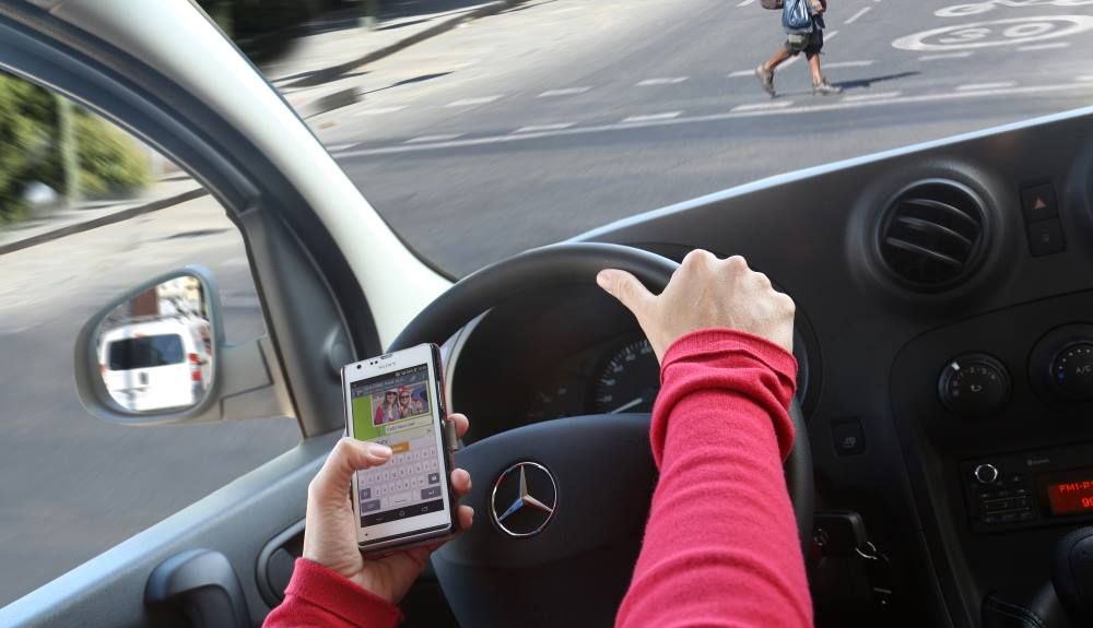 La DGT controlará esta semana las posibles distracciones al volante
