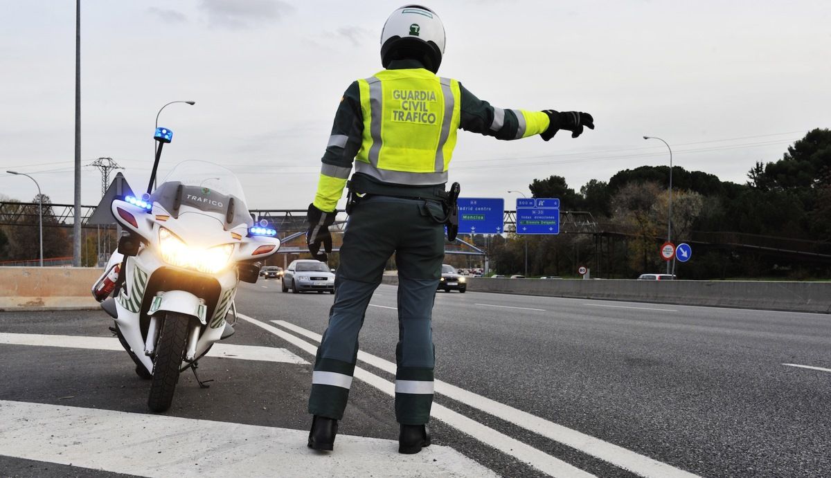 Así va a vigilar y multar la DGT para evitar distracciones con el coche: 200 € y 3 puntos 