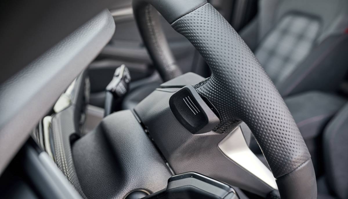 Detalles del volante del VW Golf GTI 8