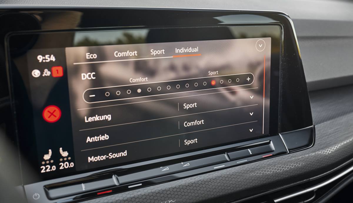 La pantalla del sistema multimedia del VW Golf GTI 8