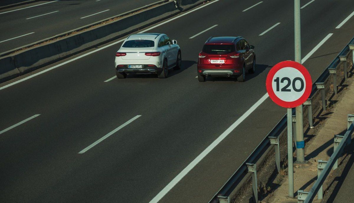 La DGT advierte de las multas por no circular por el carril derecho si no estás adelantando.