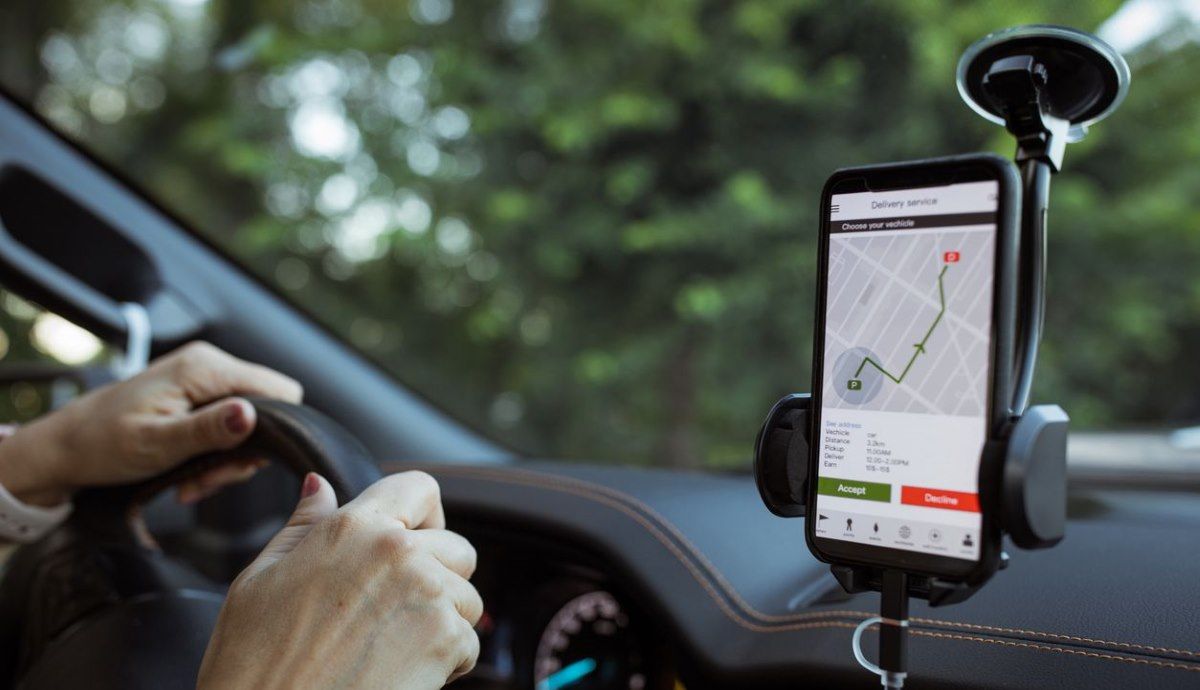 Cómo evitar las distracciones en coche: la DGT nos da consejos y anuncia multas