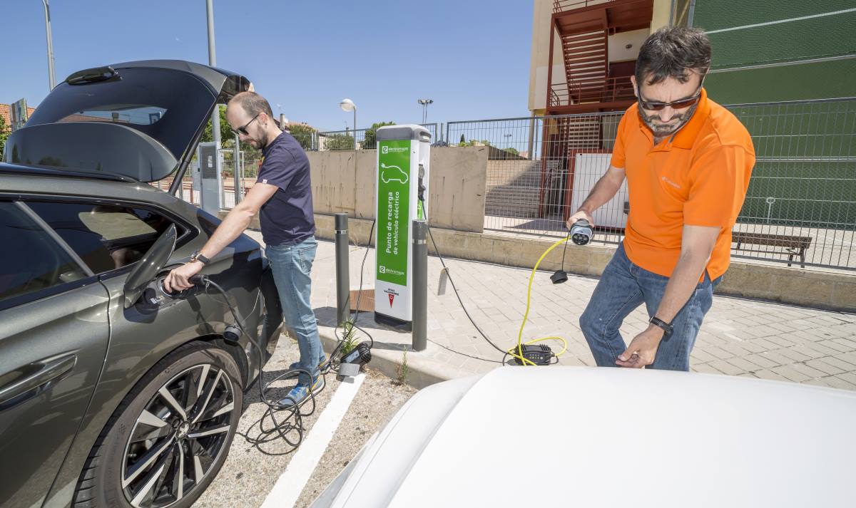 Peugeot 508 SW Hybrid Vs Volkswagen Passat GTE Variant (17)