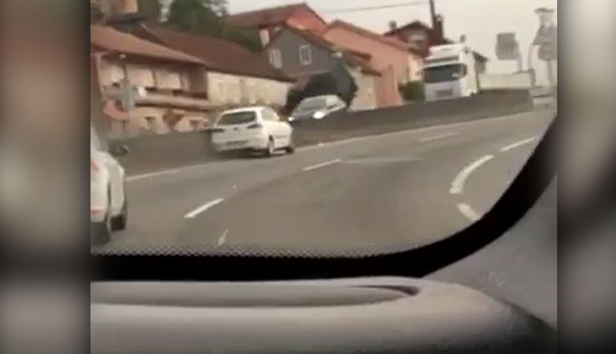 Un coche captado por SocialDrive realiza una peligrosa maniobra