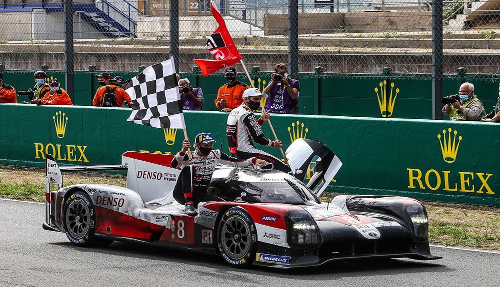 Los pilotos del Toyota nº 8 celebrando la victoria en Le Mans