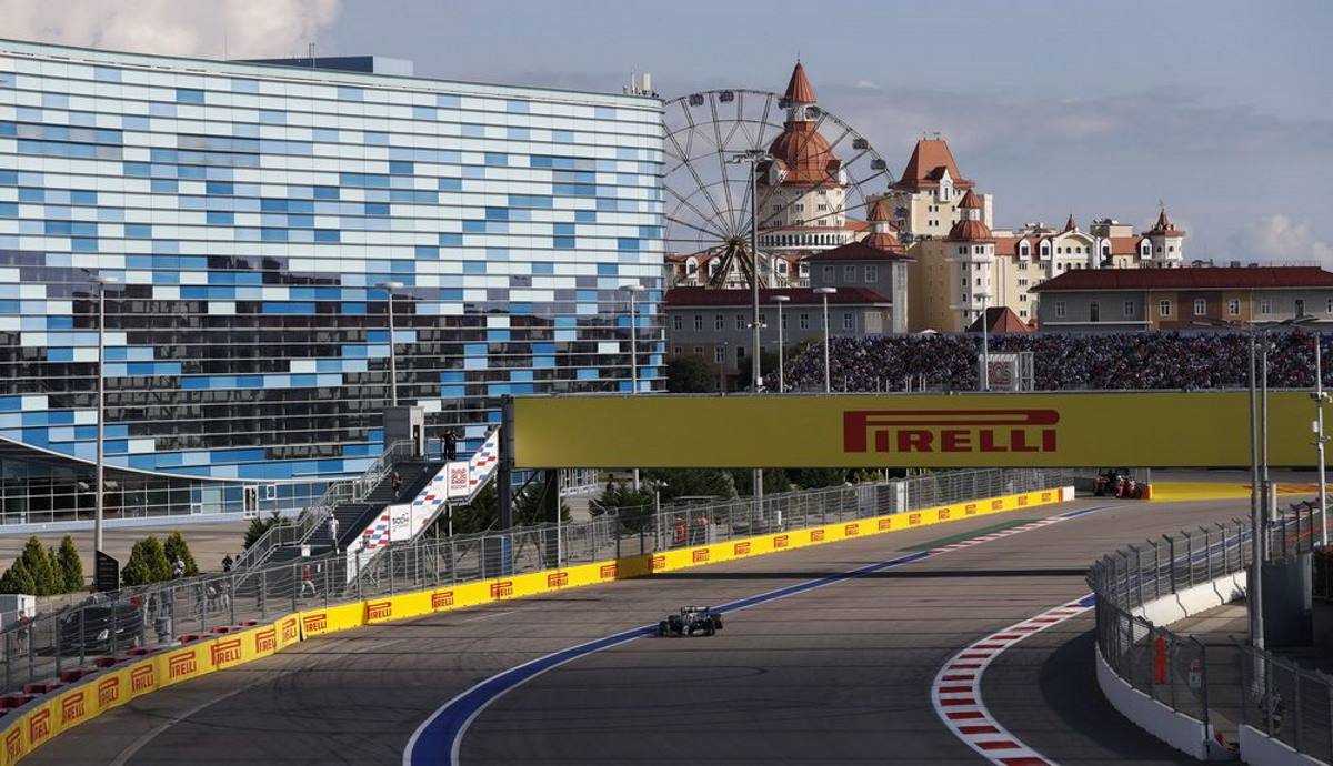lewis hamilton rodando en el circuito de sochi en 2019
