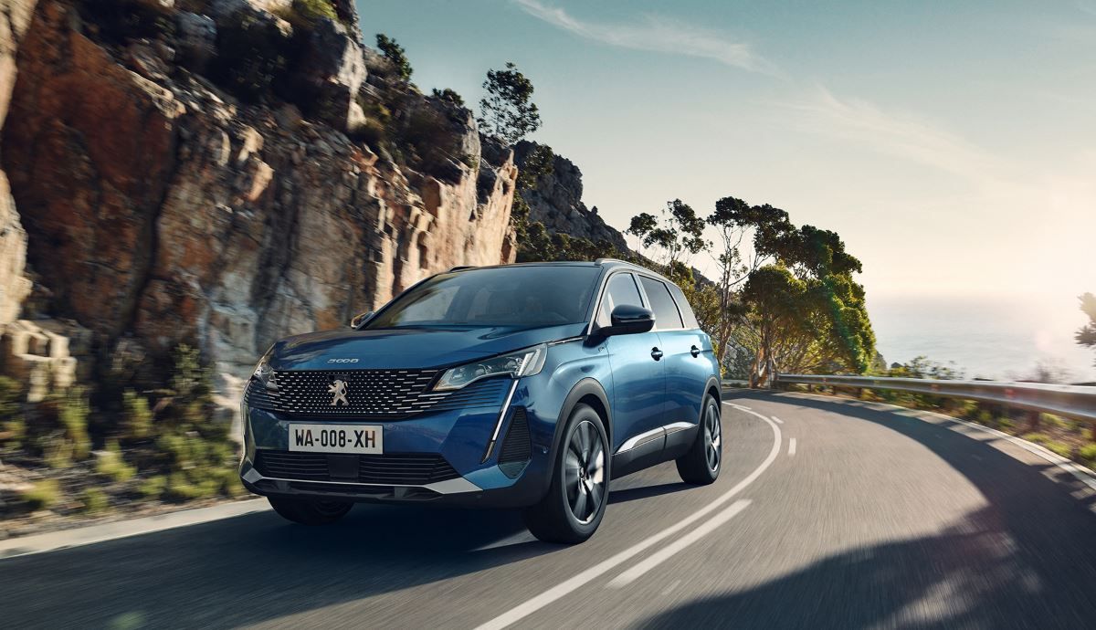 Los nuevos Peugeot 3008 y 5008 (en la foto) ya abren pedidos en España.