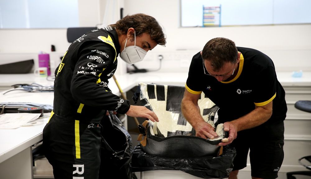 Alonso en la factoría de Enstone siguiendo la fabricación de su asiento