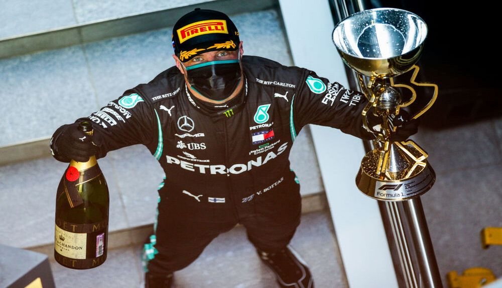 Valtteri Bottas en el podio, celebrando su victoria