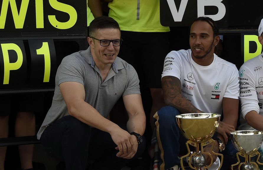 Hamilton mira a su ingeniero Bono en la celebración de su triunfo en Rusia 2019