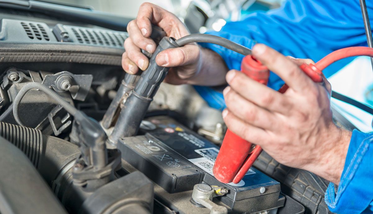 ¿Cómo arrancar el coche si se queda sin batería? No así... | Foto: iStock