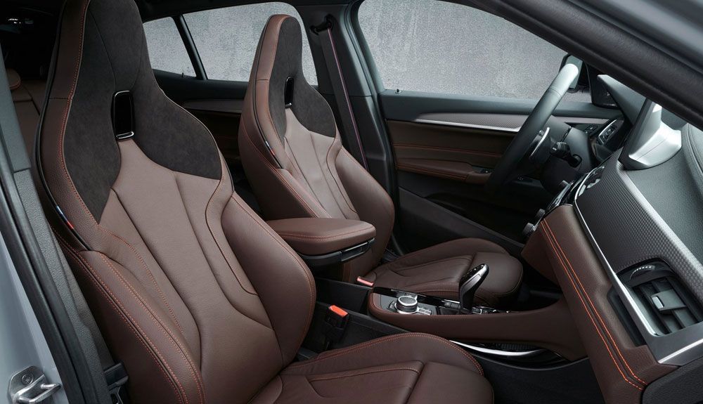 El interior del BMW X2 M Mesh Edition llega con numerosos detalles deportivos en el interior